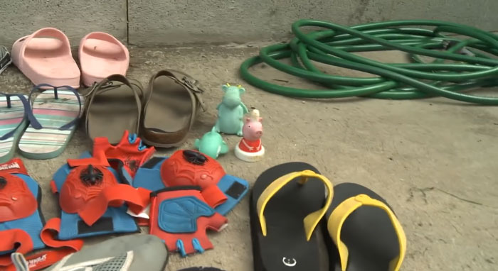 This Cat Loves Stealing His Neighbors' Shoes So Much, His Owner Even Created A Facebook Group To Return Them This Cat Loves Stealing His Neighbors' Shoes So Much, His Owner Even Created A Facebook Group To Return Them