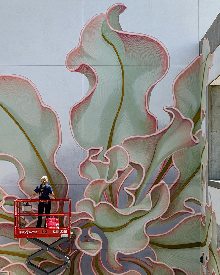 Artist Paints A Mesmerizing Flower Mural That Spreads Over 6 Surfaces Artist Paints A Mesmerizing Flower Mural That Spreads Over 6 Surfaces