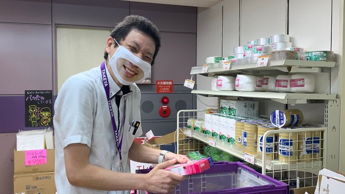 Japanese Shop Launches 'Smile Masks' To Make Customers Think That The Staff Is More Friendly Japanese Shop Launches 'Smile Masks' To Make Customers Think That The Staff Is More Friendly