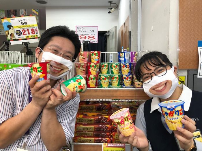 Japanese Shop Launches 'Smile Masks' To Make Customers Think That The Staff Is More Friendly Japanese Shop Launches 'Smile Masks' To Make Customers Think That The Staff Is More Friendly
