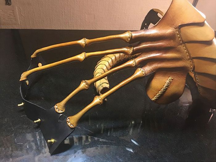 To Protect Himself From The Coronavirus, Artist Crafts A 59-Piece Leather Mask In The Shape Of A Facehugger To Protect Himself From The Coronavirus, Artist Crafts A 59-Piece Leather Mask In The Shape Of A Facehugger