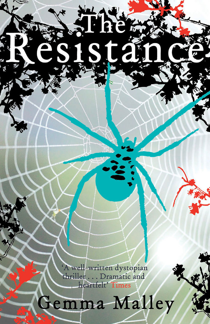 People Notice A Very Specific Book Arrangement Behind Boris Johnson During His Speech, Think The Librarian Did It