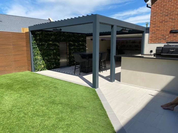 Landscapers Turn This Backyard Into An Amazing Lounge Area