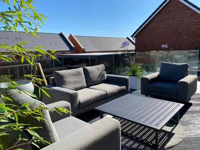 Landscapers Turn This Backyard Into An Amazing Lounge Area