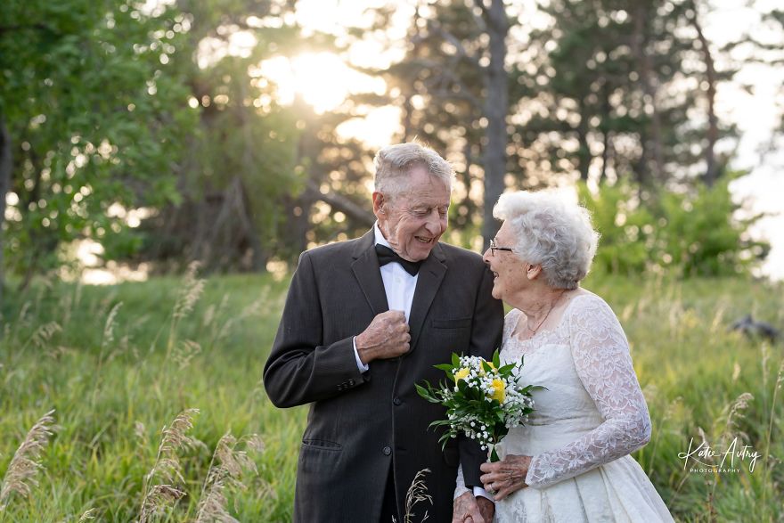 Couple Who’s Been Married For 60 Years Celebrate Their Wedding Anniversary With Photoshoot In Original Outfits