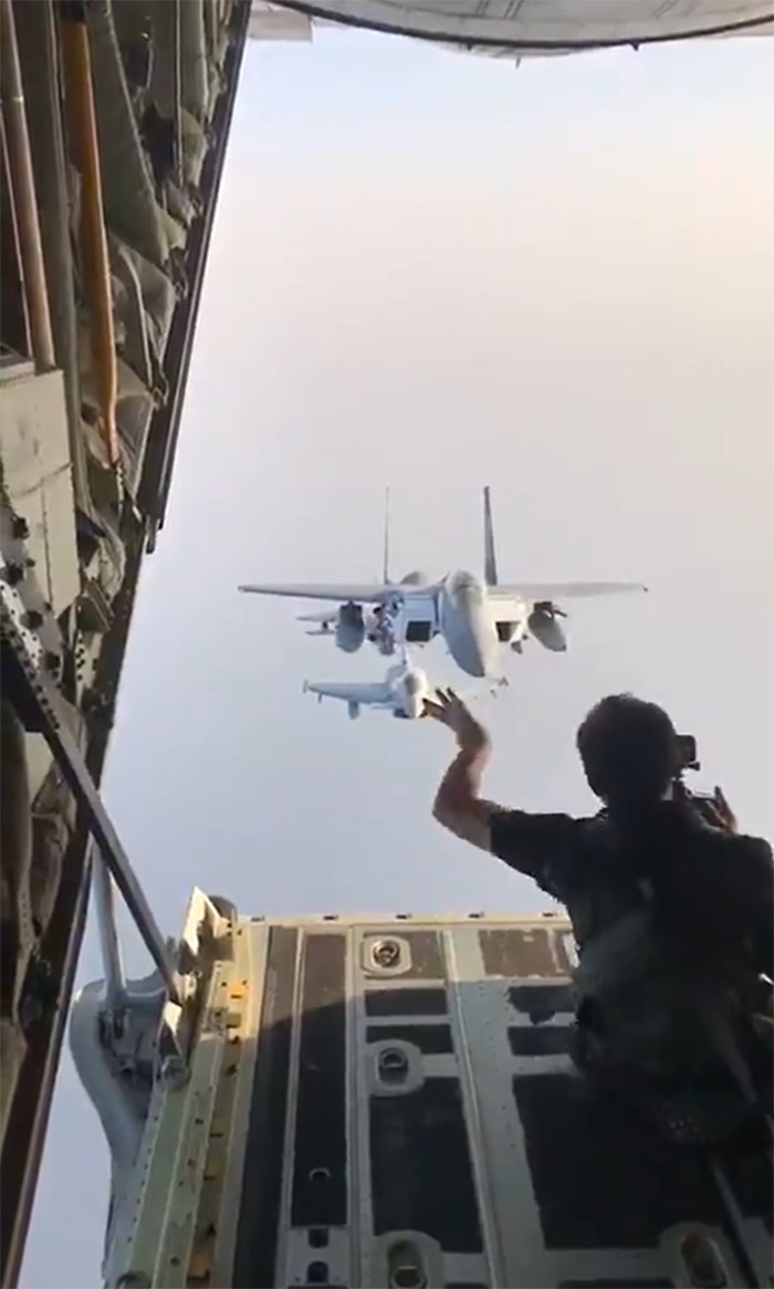 This Journalist Shared Behind-The-Scenes Videos Of How Military Jet Fighters Are Photographed This Journalist Shared Behind-The-Scenes Videos Of How Military Jet Fighters Are Photographed