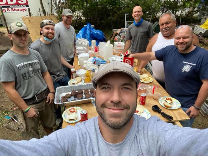 Electrician Fixes 72 Y.O. Woman’s Lights, Then Enlists Entire Community To Fix Her Broken-Down House For Free Electrician Fixes 72 Y.O. Woman’s Lights, Then Enlists Entire Community To Fix Her Broken-Down House For Free