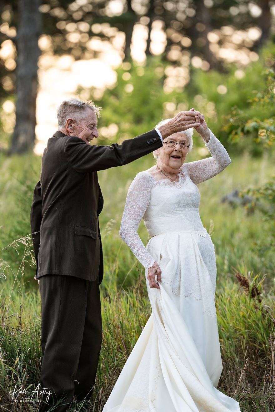 Couple Who’s Been Married For 60 Years Celebrate Their Wedding Anniversary With Photoshoot In Original Outfits