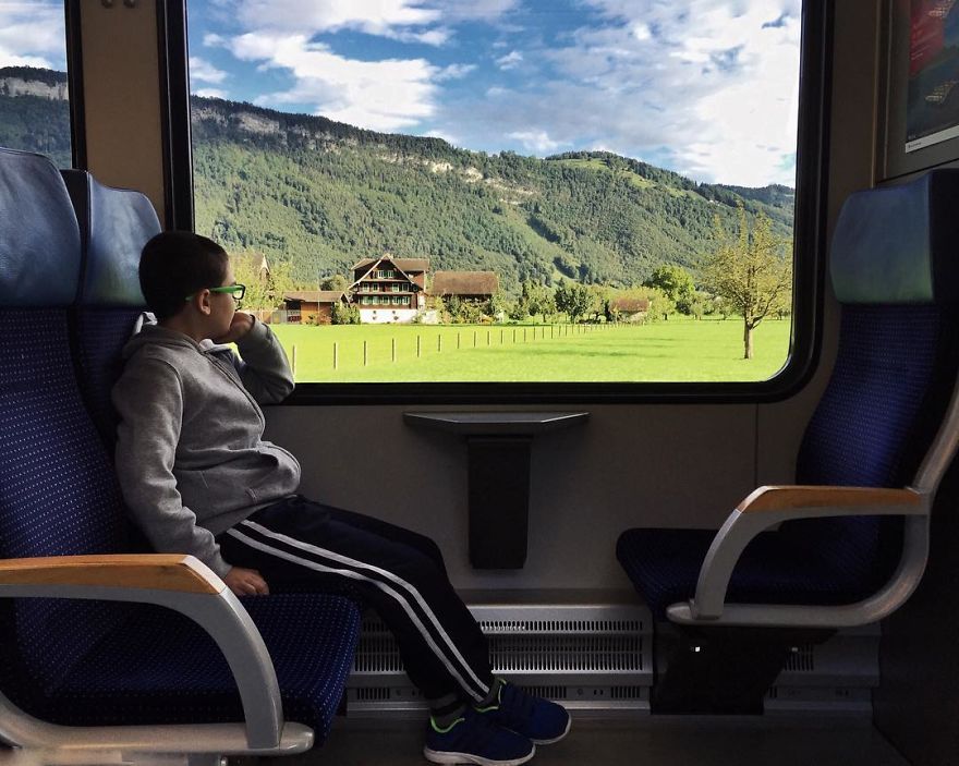 Woman Uses Her iPhone To Photograph Other Passengers On Their Way To Work And The Result Is Pure Art