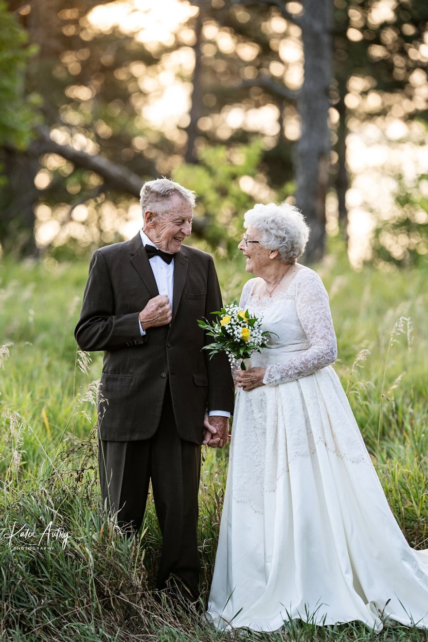 Couple Who’s Been Married For 60 Years Celebrate Their Wedding Anniversary With Photoshoot In Original Outfits Couple Who’s Been Married For 60 Years Celebrate Their Wedding Anniversary With Photoshoot In Original Outfits