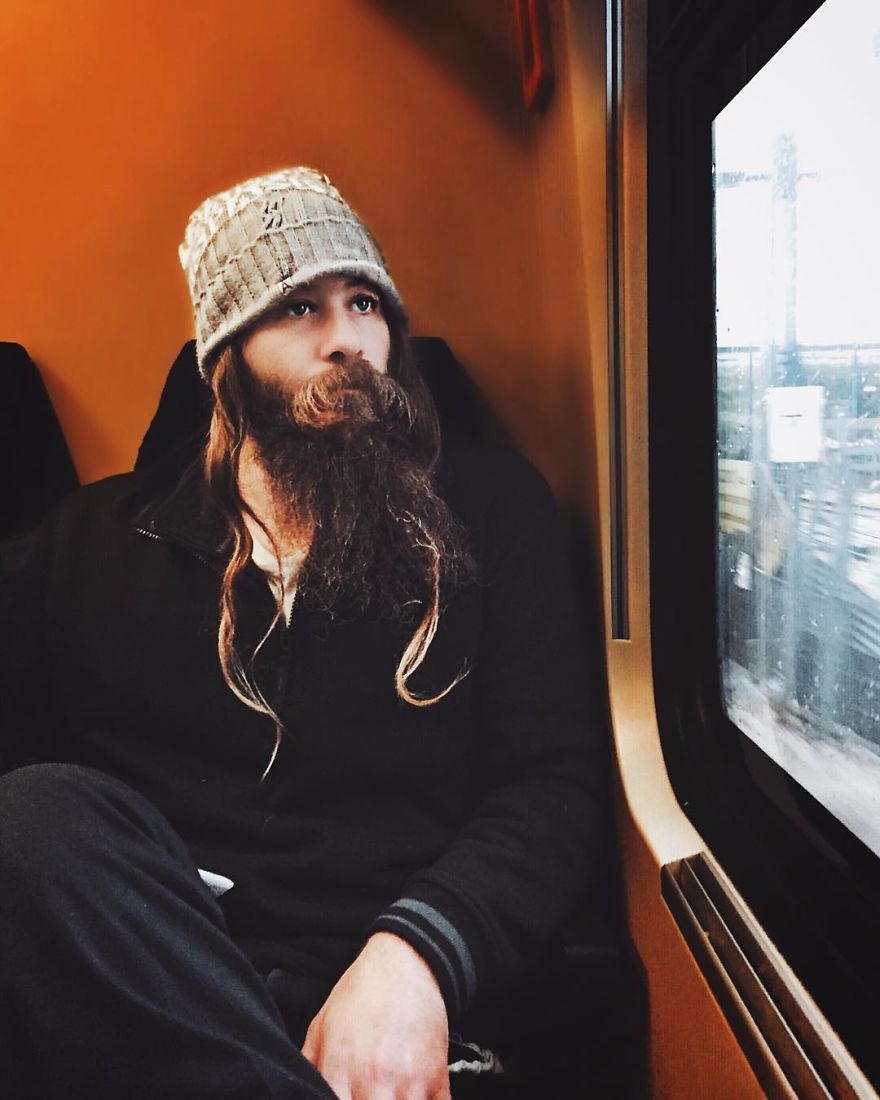 Woman Uses Her iPhone To Photograph Other Passengers On Their Way To Work And The Result Is Pure Art