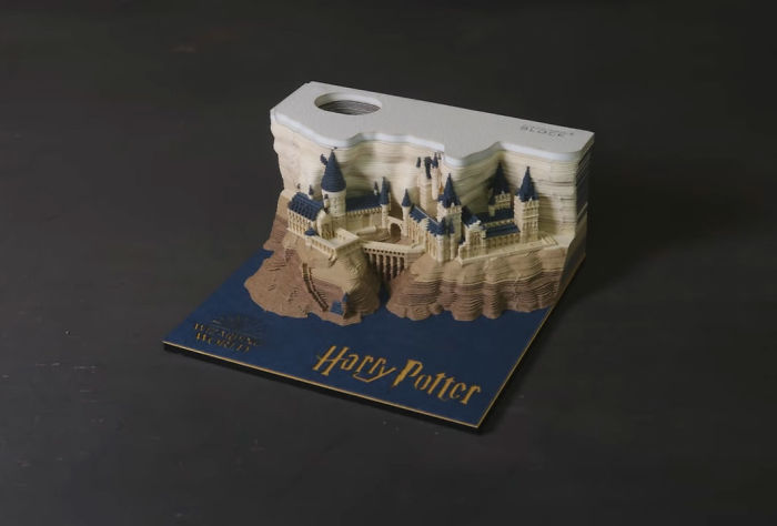 Perfect Gift For Every Harry Potter Fan: This Memo Pad Reveals Hogwarts Castle The More You Peel It Away Perfect Gift For Every Harry Potter Fan: This Memo Pad Reveals Hogwarts Castle The More You Peel It Away