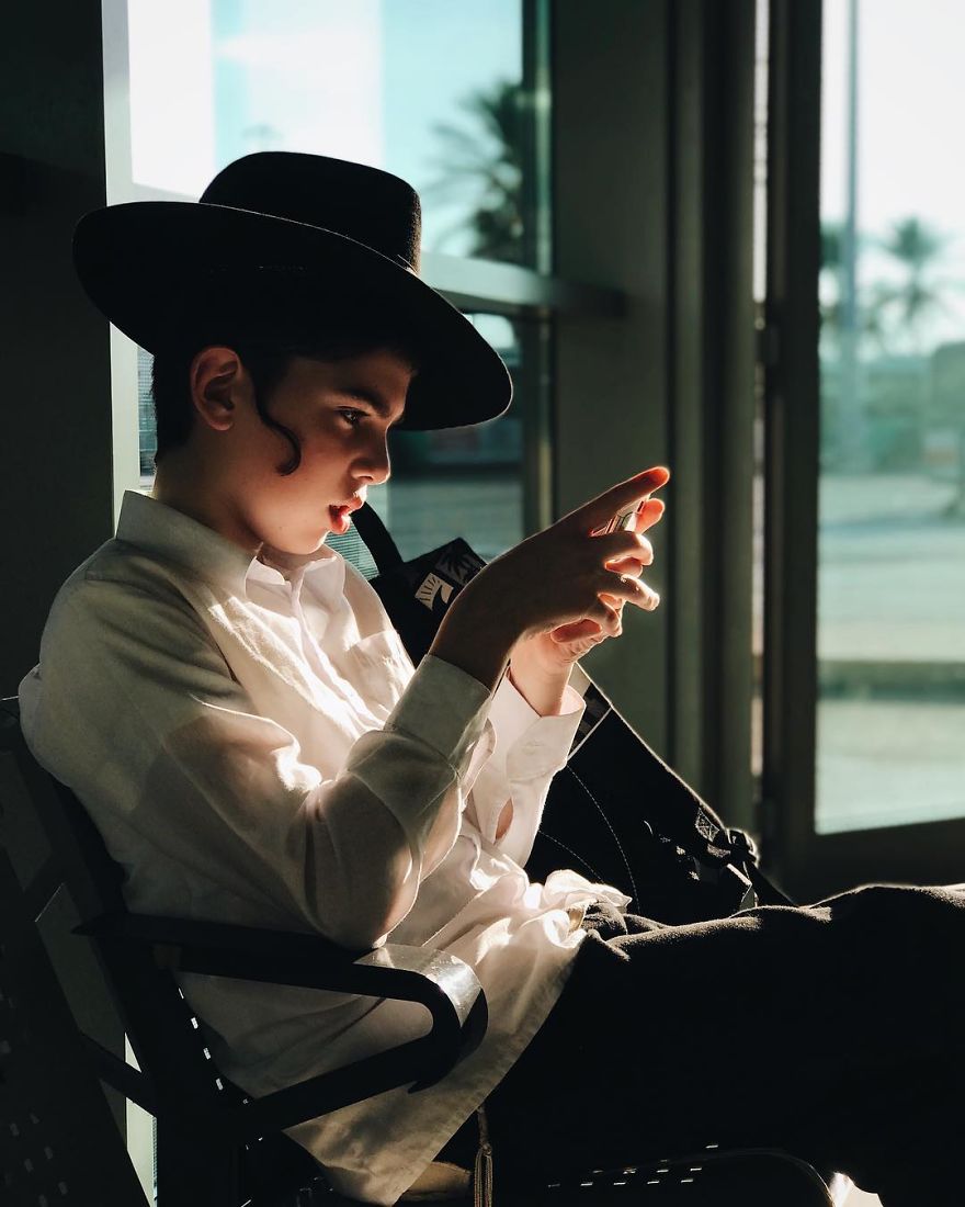 Woman Uses Her iPhone To Photograph Other Passengers On Their Way To Work And The Result Is Pure Art