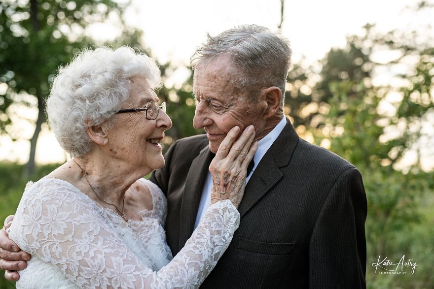Couple Who’s Been Married For 60 Years Celebrate Their Wedding Anniversary With Photoshoot In Original Outfits Couple Who’s Been Married For 60 Years Celebrate Their Wedding Anniversary With Photoshoot In Original Outfits