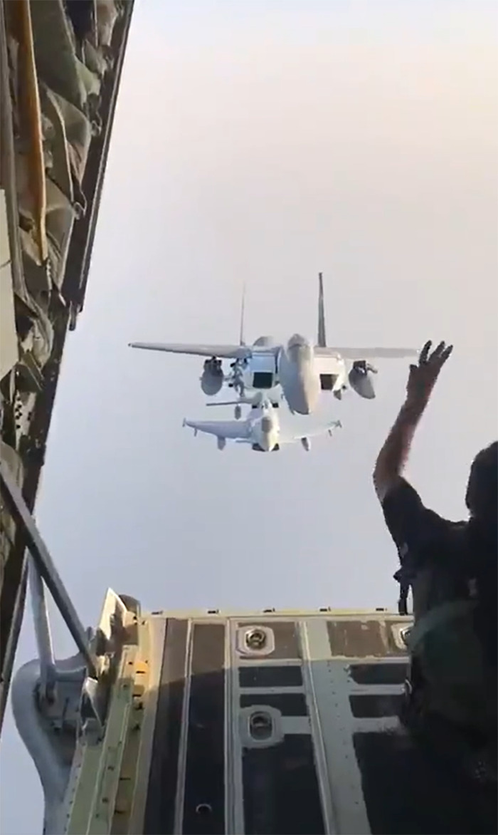 This Journalist Shared Behind-The-Scenes Videos Of How Military Jet Fighters Are Photographed This Journalist Shared Behind-The-Scenes Videos Of How Military Jet Fighters Are Photographed