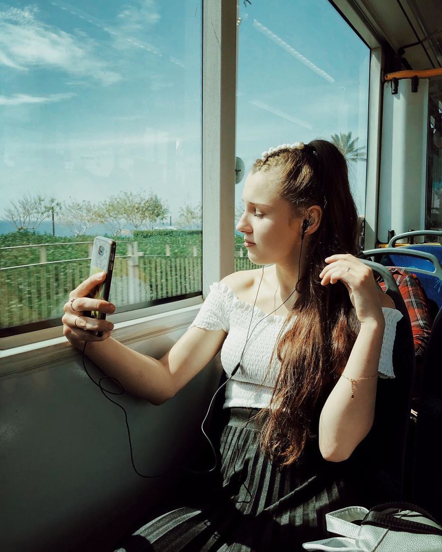 Woman Uses Her iPhone To Photograph Other Passengers On Their Way To Work And The Result Is Pure Art