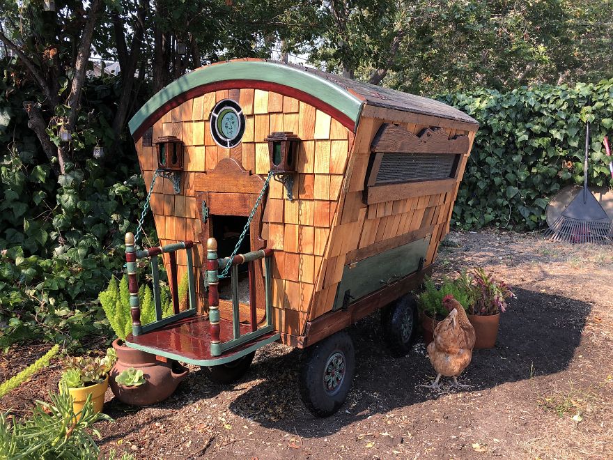 I've Built This DIY Chicken Coop Out Of Up-Cycled Items During Quarantine (16 Pics)