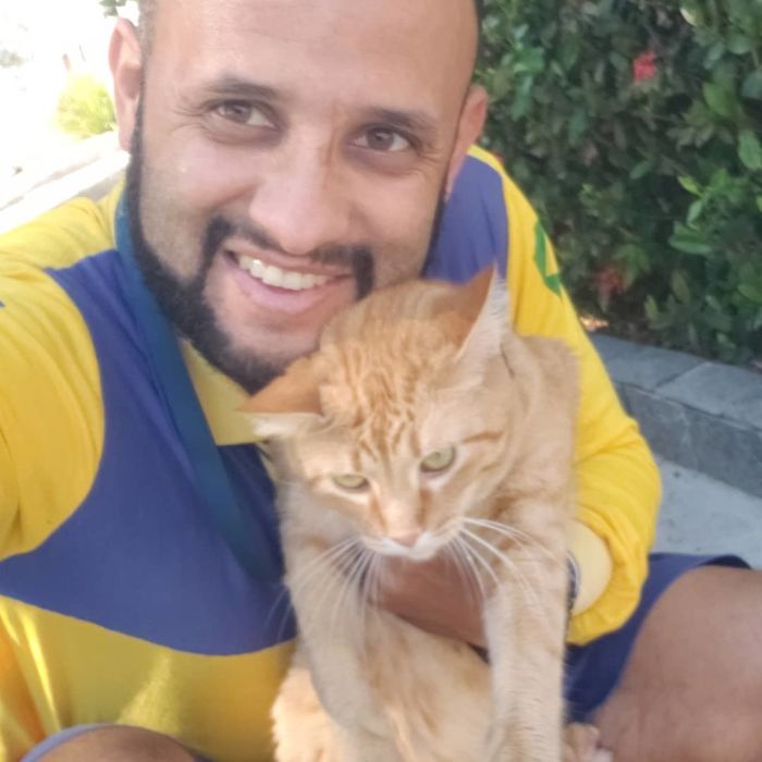 This Brazilian Postman Breaks The Stereotype That Dogs Don't Like Postmen (120 Pics)