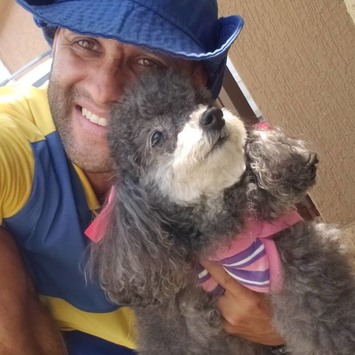 This Brazilian Postman Breaks The Stereotype That Dogs Don't Like Postmen (120 Pics)