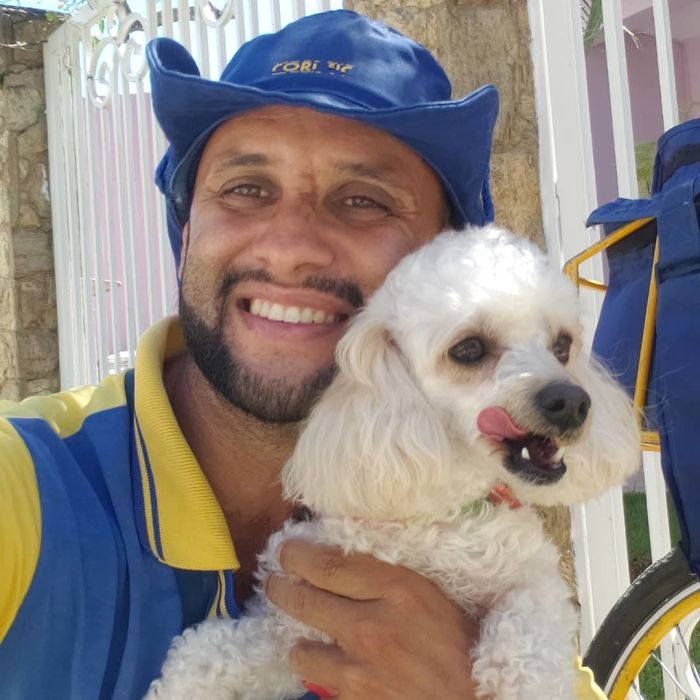 This Brazilian Postman Breaks The Stereotype That Dogs Don't Like Postmen (120 Pics)