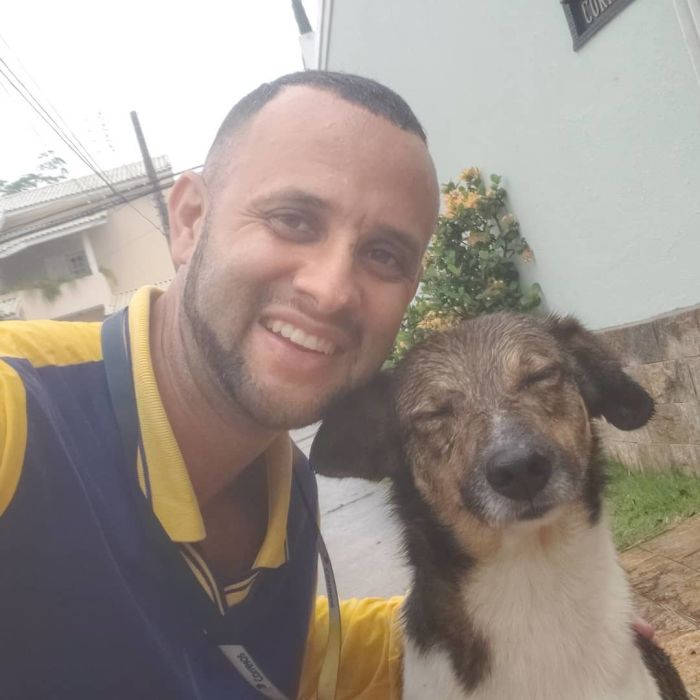 This Brazilian Postman Breaks The Stereotype That Dogs Don't Like Postmen (120 Pics)