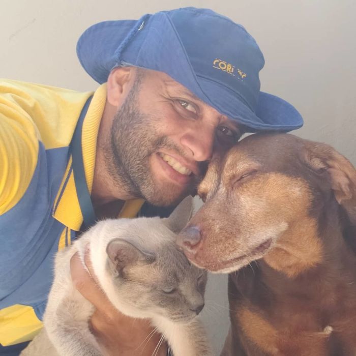 This Brazilian Postman Breaks The Stereotype That Dogs Don't Like Postmen (120 Pics)