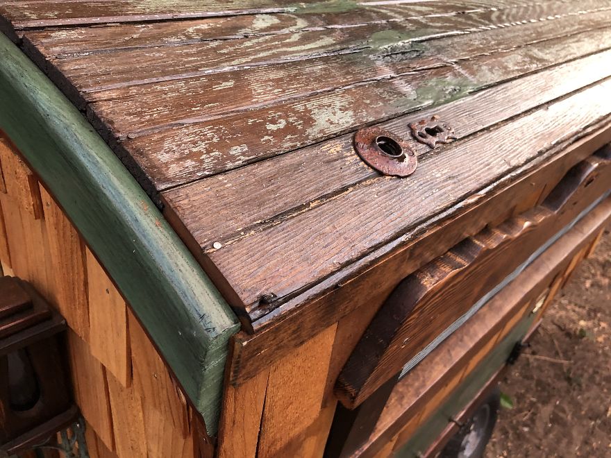 I've Built This DIY Chicken Coop Out Of Up-Cycled Items During Quarantine (16 Pics)