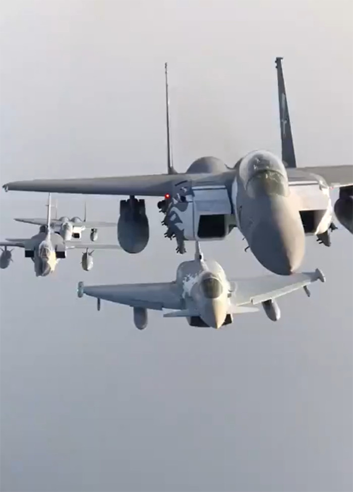 This Journalist Shared Behind-The-Scenes Videos Of How Military Jet Fighters Are Photographed This Journalist Shared Behind-The-Scenes Videos Of How Military Jet Fighters Are Photographed