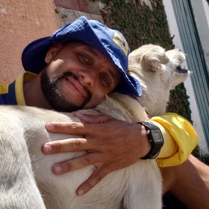 This Brazilian Postman Breaks The Stereotype That Dogs Don't Like Postmen (120 Pics)