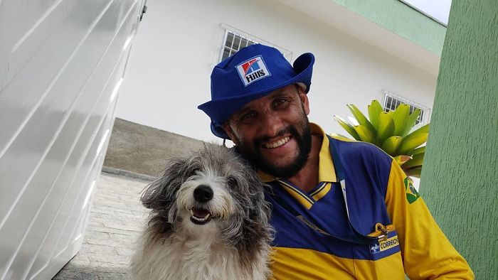This Brazilian Postman Breaks The Stereotype That Dogs Don't Like Postmen (120 Pics)