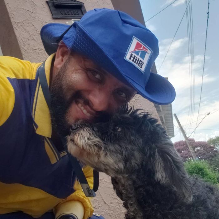 This Brazilian Postman Breaks The Stereotype That Dogs Don't Like Postmen (120 Pics)