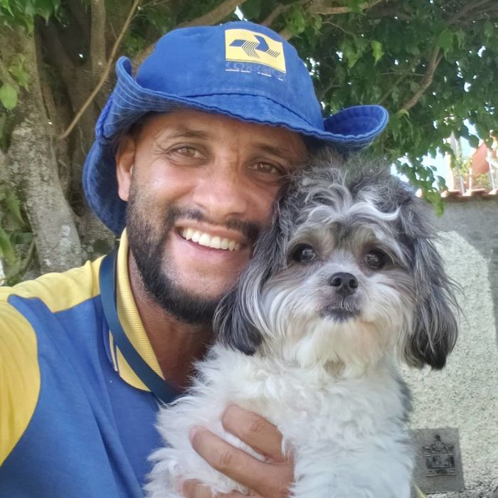 This Brazilian Postman Breaks The Stereotype That Dogs Don't Like Postmen (120 Pics)