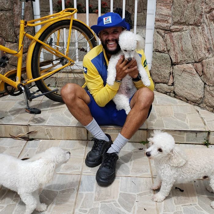 This Brazilian Postman Breaks The Stereotype That Dogs Don't Like Postmen (120 Pics)