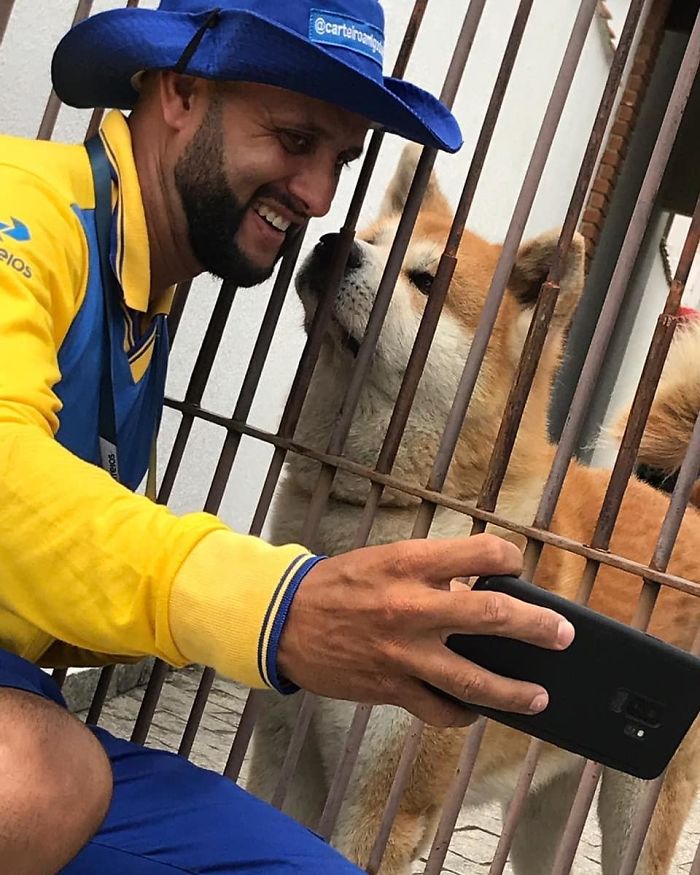 This Brazilian Postman Breaks The Stereotype That Dogs Don't Like Postmen (120 Pics)