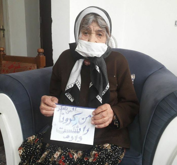 103 Years Old Lady Fully Recovers From Covid-19 After Being Hospitalized For A Week At Persian City Of Semnan. Her Paper Reads, "I Defeated Coronavirus"