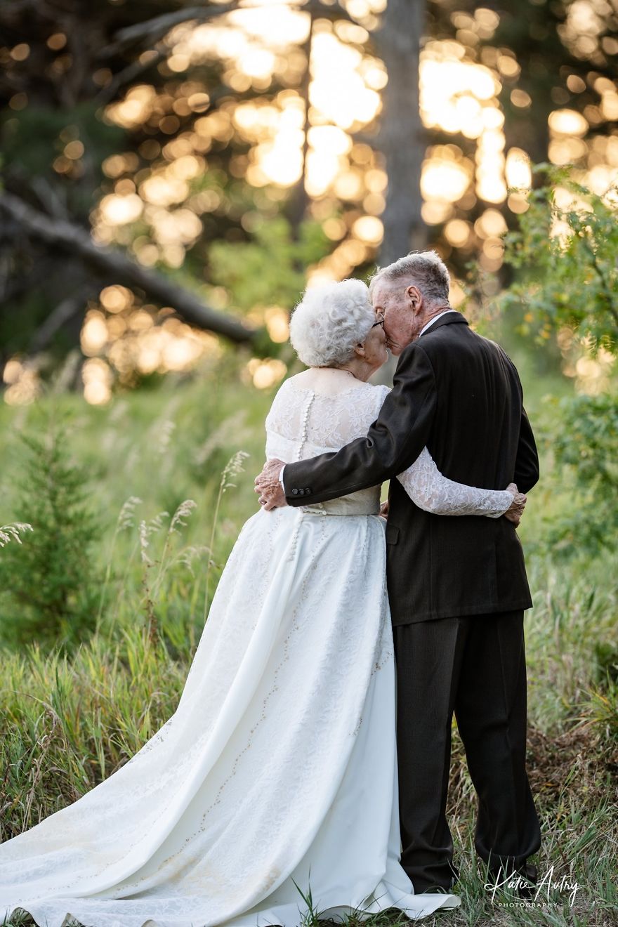 Couple Who’s Been Married For 60 Years Celebrate Their Wedding Anniversary With Photoshoot In Original Outfits