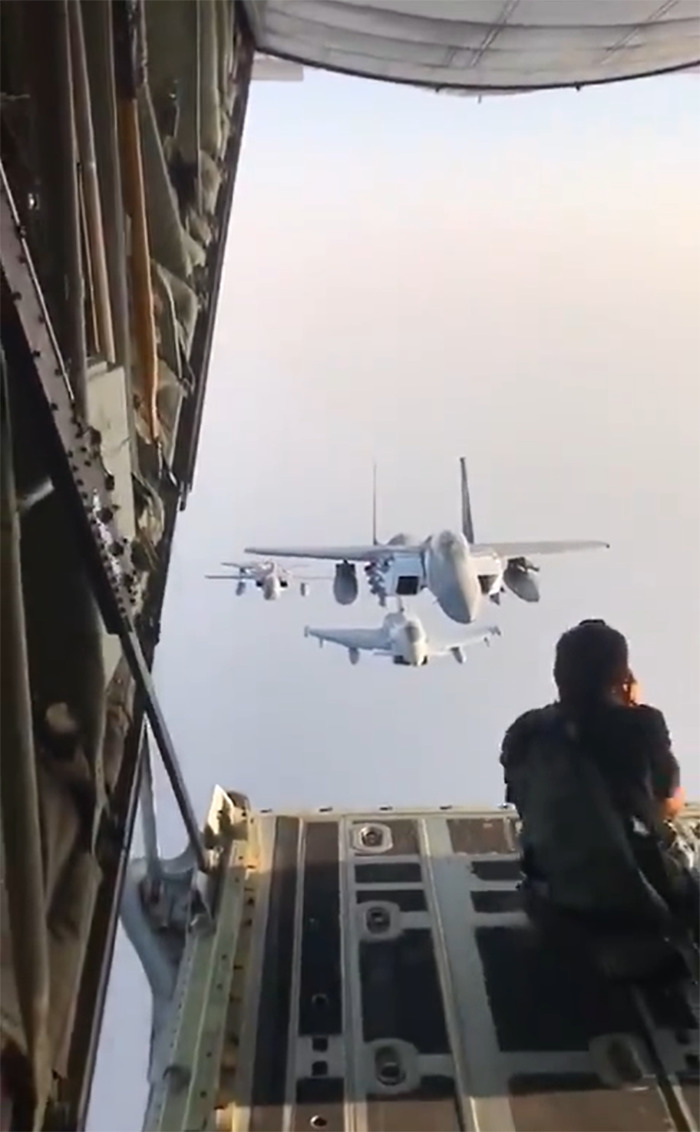 This Journalist Shared Behind-The-Scenes Videos Of How Military Jet Fighters Are Photographed