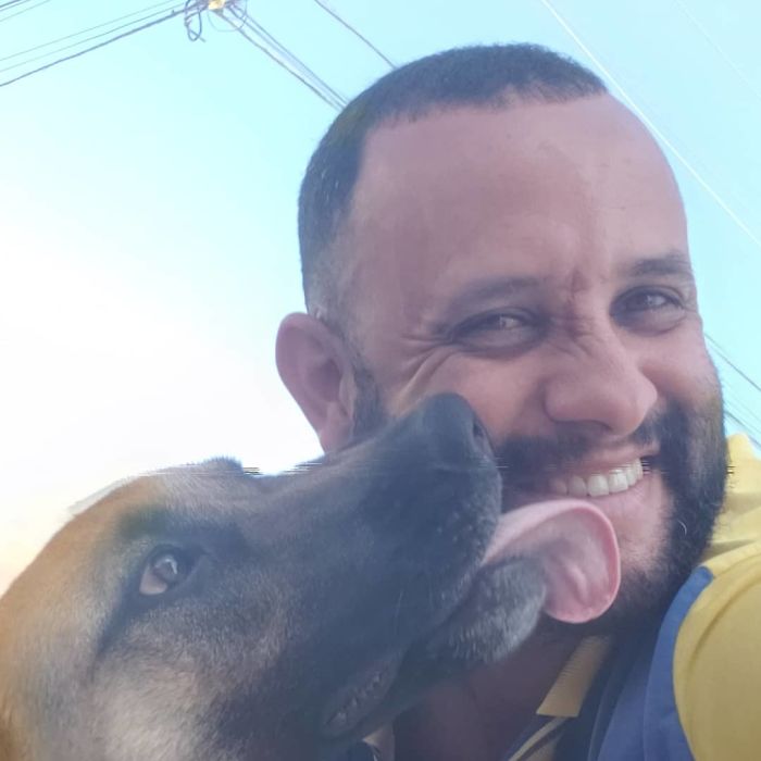 This Brazilian Postman Breaks The Stereotype That Dogs Don't Like Postmen (120 Pics)