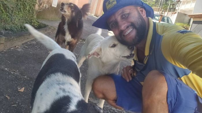 This Brazilian Postman Breaks The Stereotype That Dogs Don't Like Postmen (120 Pics)