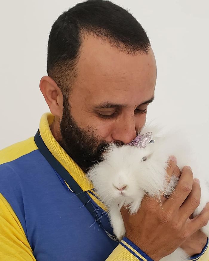 This Brazilian Postman Breaks The Stereotype That Dogs Don't Like Postmen (120 Pics)