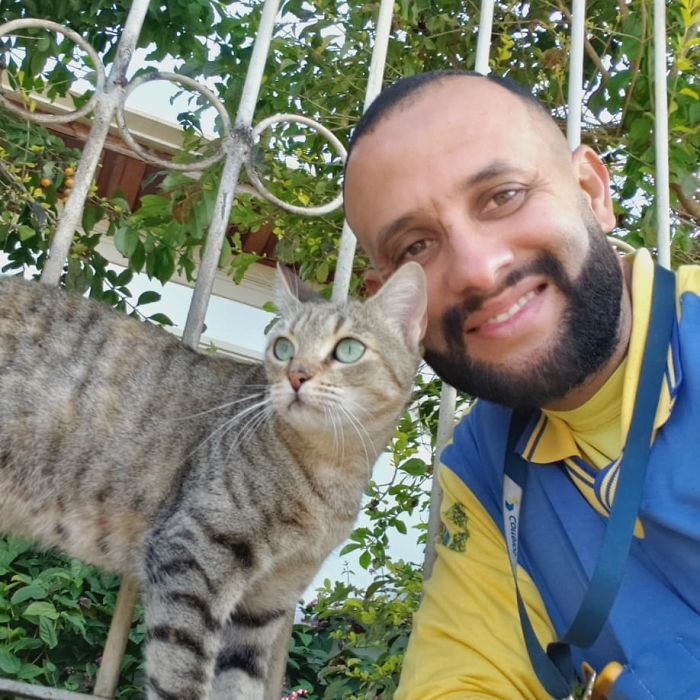 This Brazilian Postman Breaks The Stereotype That Dogs Don't Like Postmen (120 Pics)