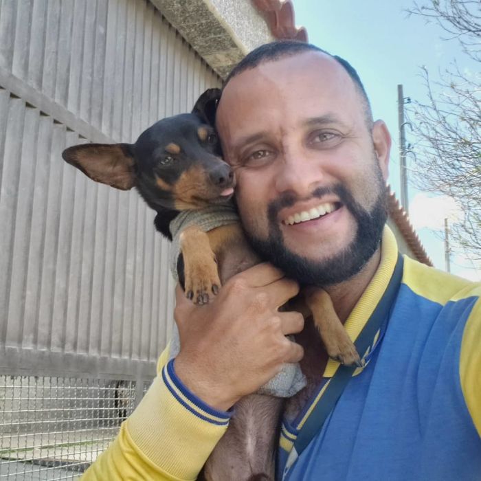 This Brazilian Postman Breaks The Stereotype That Dogs Don't Like Postmen (120 Pics)