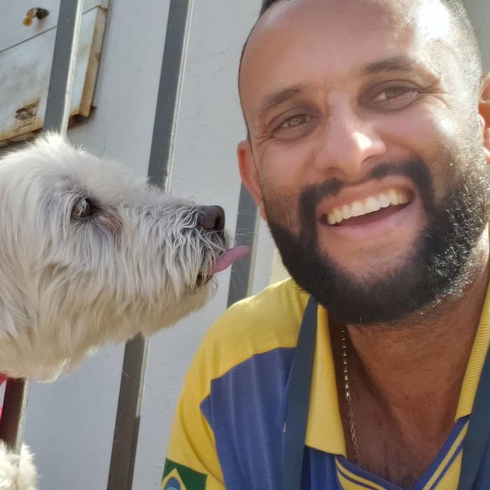 This Brazilian Postman Breaks The Stereotype That Dogs Don't Like Postmen (120 Pics)
