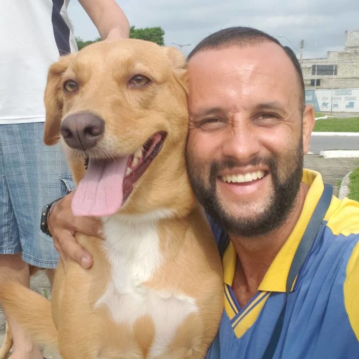 This Brazilian Postman Breaks The Stereotype That Dogs Don't Like Postmen (120 Pics)