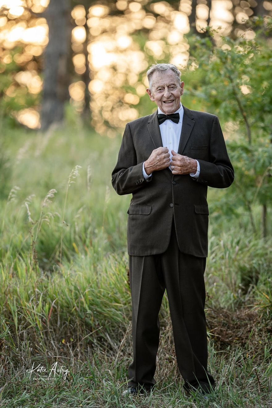 Couple Who’s Been Married For 60 Years Celebrate Their Wedding Anniversary With Photoshoot In Original Outfits Couple Who’s Been Married For 60 Years Celebrate Their Wedding Anniversary With Photoshoot In Original Outfits