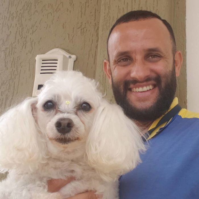 This Brazilian Postman Breaks The Stereotype That Dogs Don't Like Postmen (120 Pics)