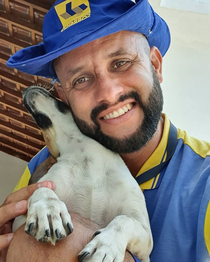 This Brazilian Postman Breaks The Stereotype That Dogs Don't Like Postmen (120 Pics)