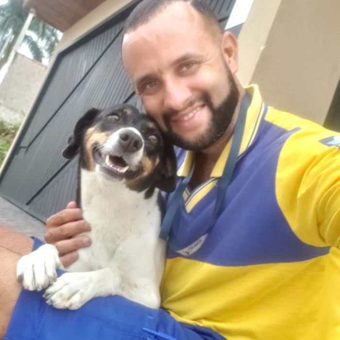 This Brazilian Postman Breaks The Stereotype That Dogs Don't Like Postmen (120 Pics)