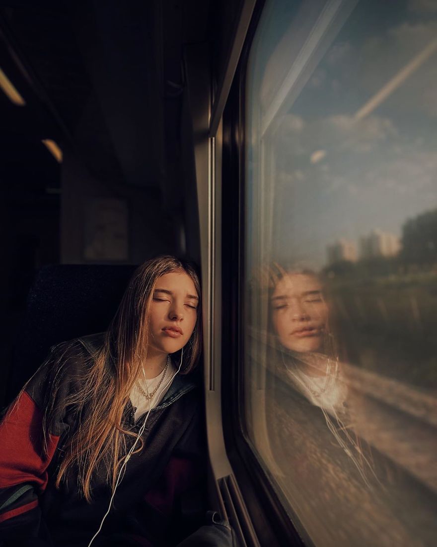 Woman Uses Her iPhone To Photograph Other Passengers On Their Way To Work And The Result Is Pure Art