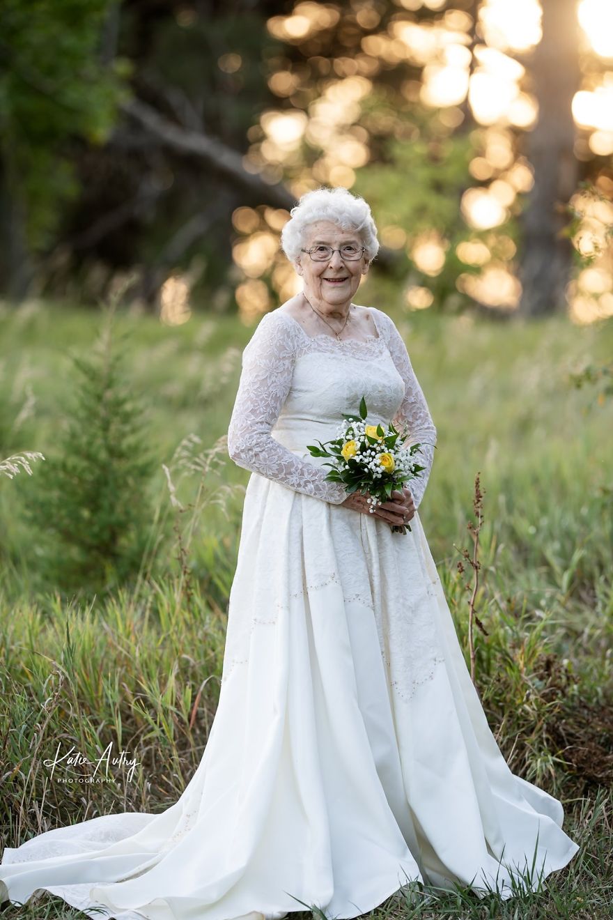 Couple Who’s Been Married For 60 Years Celebrate Their Wedding Anniversary With Photoshoot In Original Outfits Couple Who’s Been Married For 60 Years Celebrate Their Wedding Anniversary With Photoshoot In Original Outfits